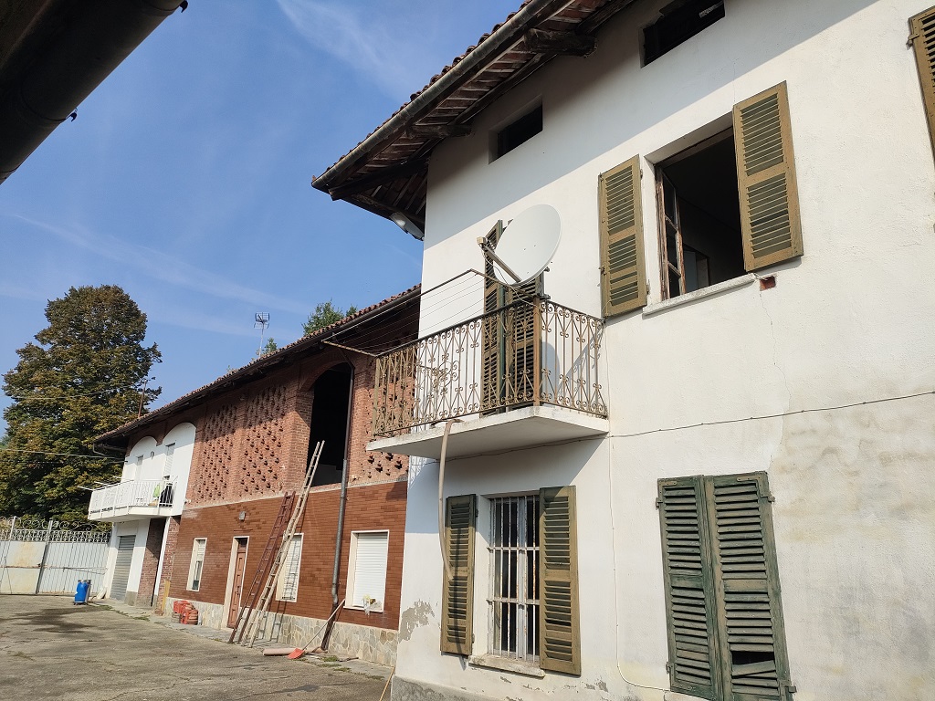Cascina con capannone a Tigliole 